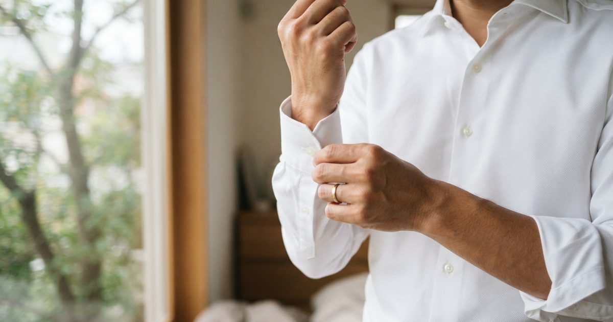 デートに向けて身だしなみを整える男性の手元
