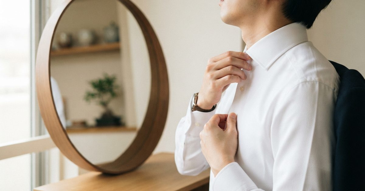 身だしなみを整える男性の手元